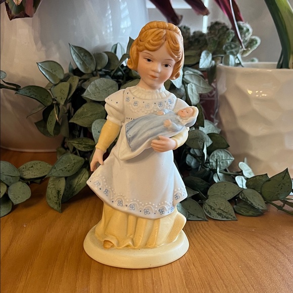 Avon Other - Avon Vintage Porcelain Figurine “A Mothers Love” 1981” EUC